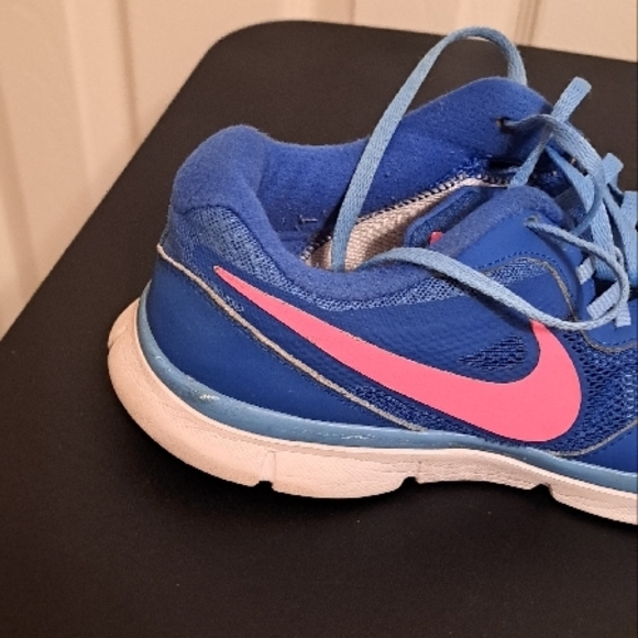 Nike Women's Blue Running Shoes GUC. See pics for flaws. Plenty of wear left. - Picture 8 of 11